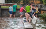 Hà Nội: Sân chơi biến thành 